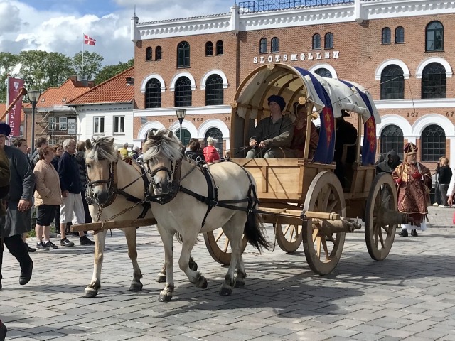 Kørsel med Fruevognen og turvognen ...