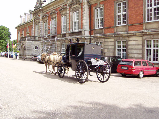Cupe kareten på vej til Hvedholm slot med et brudepar